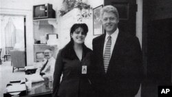 Foto oficial de Mónica Lewinsky junto al entonces presidente Bill Clinton, en la Casa Blanca, el 17 de noviembre de 1995.