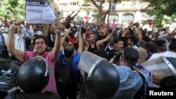 Anti-Morsi protesters demonstrate in front of Ministry of Culture in Cairo June 11, 2013