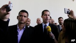 야당 지도자 후안 과이도 국회의장이 29일 베네수엘라 카라카스의 의회에 도착했다. 