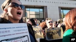 Des manifestants pro-immigration devant la mairie de Los Angeles à Los Angeles, le 20 décembre 2016