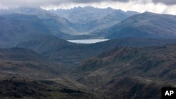 ARCHIVO - Las montañas rodean la laguna de Chingaza, en el páramo del Parque Nacional Natural de Chingaza, Colombia, el 19 de marzo de 2024, la principal fuente de agua para millones de residentes de la capital, Bogotá.