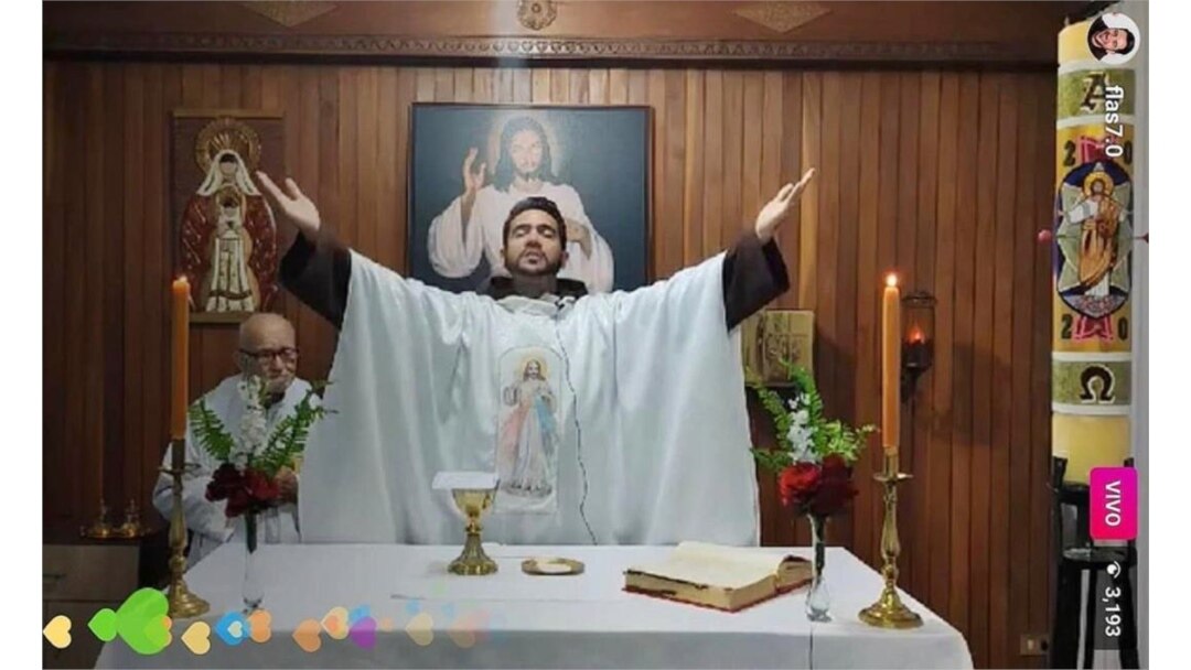 Fray Luis Salazar durante una transmisión en vivo de Instagram. Foto: Cortesía.