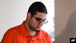 Cosmo DiNardo, fue acusado de cuatro homicidios y 20 cargos adicionales que incluyen el abuso de cadáveres, conspiración y robo. Su cómplice Sean Kratz, también enfrenta 20 cargos que incluyen tres de homicidio criminal.