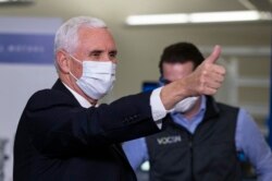 Wapres AS Mike Pence saat meninjau pabrik General Motors yang memproduksi Ventec ventilator di Kokomo, Ind., 30 April 2020. (AP Photo/Michael Conroy)