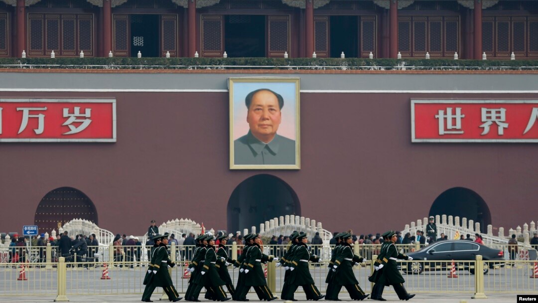 Polisi paramiliter berbaris di Alun-Alun Tiananmen sebelum pertemuan Kongres Nasional Rakyat China (NPC), Maret 2013. (Reuters/Kim Kyung-Hoon)