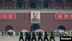 Polisi paramiliter berbaris di Alun-Alun Tiananmen sebelum pertemuan Kongres Nasional Rakyat China (NPC), Maret 2013. (Reuters/Kim Kyung-Hoon)