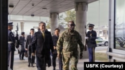 제이비어 브런슨 주한미군사령관이 13일, 캠프 험프리스 내 유엔군사령부 및 주한미군사령부 본부에 도착한 조현 외교부 장관 및 국회의원들과 함께 이동하고 있다.