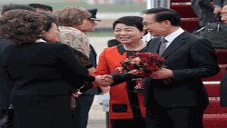 공항에서 영접을 받는 이명박 대통령 내외