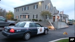 Mobil polisi berjaga di dekat rumah duka di North Attleborough, Massachusetts yang menjadi tempat sementara jenazah tersangka bom Boston (2/5). 