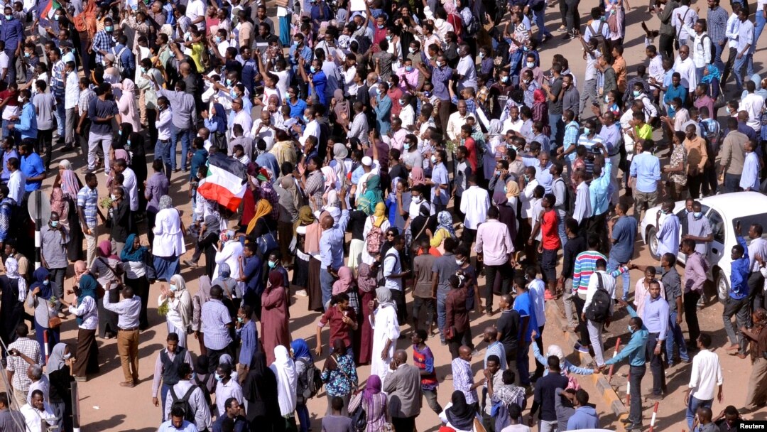 Para demonstran yang menentang Presiden Omar al-Bashir melakukan unjuk rasa di Khartoum (foto: ilustrasi). 