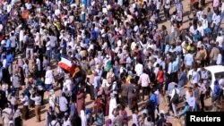 Des manifestants soudanais scandent des slogans en marchant dans la rue lors de manifestations antigouvernementales à Khartoum (Soudan) le 25 décembre 2018. REUTERS / Mohamed Nureldin Abdallah 