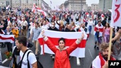 پولیس نے سیکڑوں مظاہرین کو تشدد کا نشانہ بنایا اور اب تک سات افراد کو حراست میں لیا ہے۔