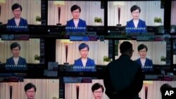 Sebuah toko elektronik di Hong Kong, menayangkan siaran berita pada semua layar televisi yang dijualnya, saat Kepala Eksekutif Hong Kong Carrie Lam mengumumkan perkembangan terkait isu RUU Ekstradisi, Rabu, 4 September, 2019.