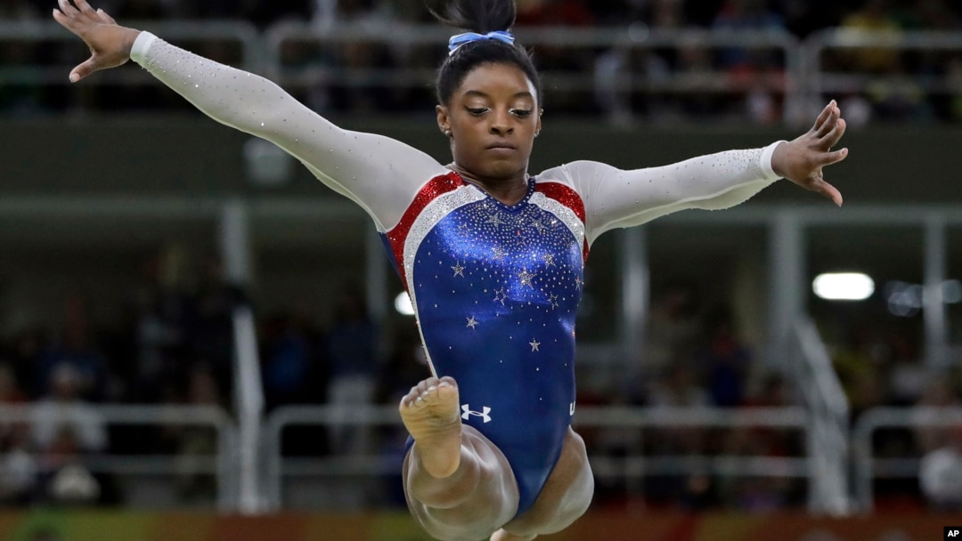 Vận động viên Mỹ Simone Biles trình diễn trên đà thăng bằng trong nội dung thi đấu đơn nữ thể dục dụng cụ tại Thế vận hội Mùa hè 2016, ngày 11 tháng 8 năm 2016.