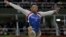 Vận động viên Mỹ Simone Biles trình diễn trên đà thăng bằng trong nội dung thi đấu đơn nữ thể dục dụng cụ tại Thế vận hội Mùa hè 2016, ngày 11 tháng 8 năm 2016.