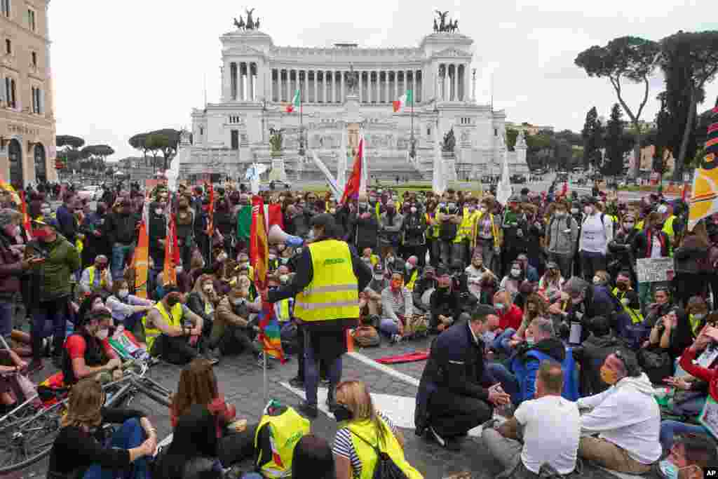 تظاهرات کارکنان شرکت هواپیمایی آلیتالیا در مورد آینده کار شرکت در رم، ایتالیا