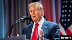 ARCHIVO - El presidente electo de Estados Unidos, Donald Trump, habla durante una reunión con los republicanos de la Cámara de Representantes en el hotel Hyatt Regency en Washington, DC, EEUU, el 13 de noviembre de 2024. ALLISON ROBBERT/Pool vía REUTERS.