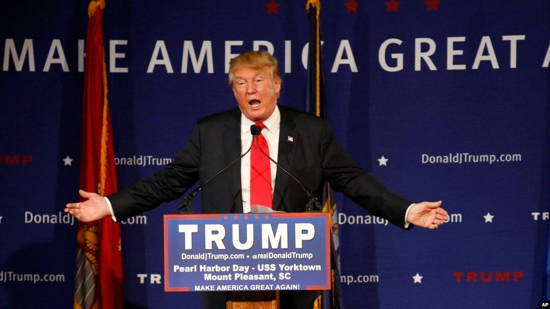 Bakal calon presiden dari Partai Repubik Donald Trump berbicara saat berkampanye di atas pesawat USS Yorktown di Mount Pleasant, S.C., 7 Desember 2015. Ia membela usulannya melarang Muslim masuk ke Amerika.
