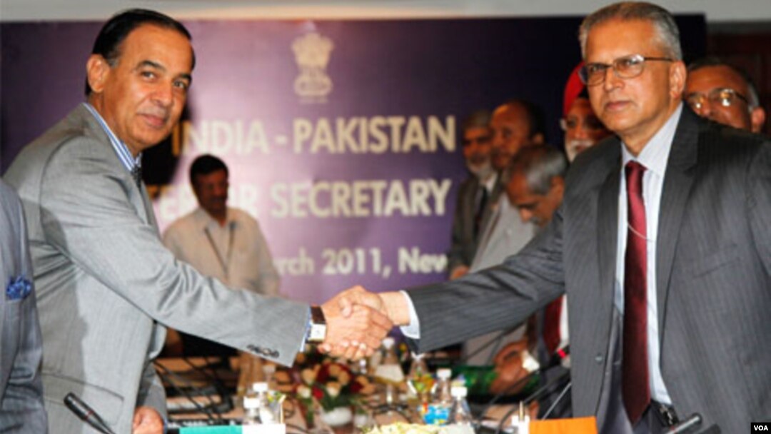 Sekretaris Negara India G.K. Pillay (kiri) berjabat tangan dengan Sekretaris Negara Pakistan Chaudary Qamar Zaman dalam pertemuan di New Delhi, Senin (28/3).