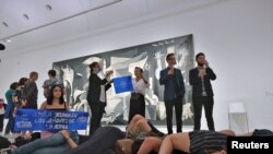 Activistas protestan contra la OTAN frente al cuadro del Guernica, de Pablo Picasso, en el Museo Reina Sofia de Madrid, el 27 de junio de 2022.