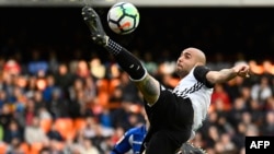 L'attaquant italien de Valence Simone Zaza dégage le ballon lors du match de football de la Liga espagnole contre le Deportivo Alaves au stade Mestalla de Valence le 17 mars 2018. 