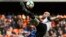 L'attaquant de Valence Simone Zaza dégage le ballon lors du match contre le Deportivo Alaves, Espagne, le 17 mars 2018. 
