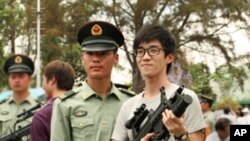 周先生(右持枪者)希望多了解解放军