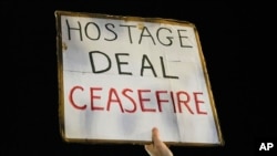Надпись на плакате: "Заложник. Сделка. Прекращение огня".