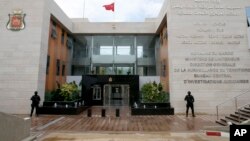 Des éléments de l'unité anti-terroriste spéciale marocaine assurent la sécurité devant le siège du Bureau central des enquêtes judiciaires à Sale près de Rabat, au Maroc, 5 janvier 2016. 