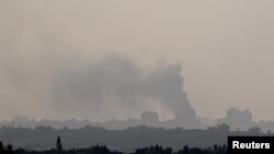 El humo se eleva desde el interior de Gaza, en medio del conflicto en curso entre Israel y el grupo islamista palestino Hamás, visto desde Sderot, Israel, el 4 de febrero de 2024.