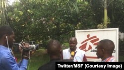 Jean Liyolongo de l’équipe des Médecins sans Frontières explique aux journalistes la stratégie de la lutte contre le choléra menée en soutien au ministère de la santé à Kinshasa et sur l’ensemble du territoire national, RDC, 9 janvier 2018. (Twitter/MSF)