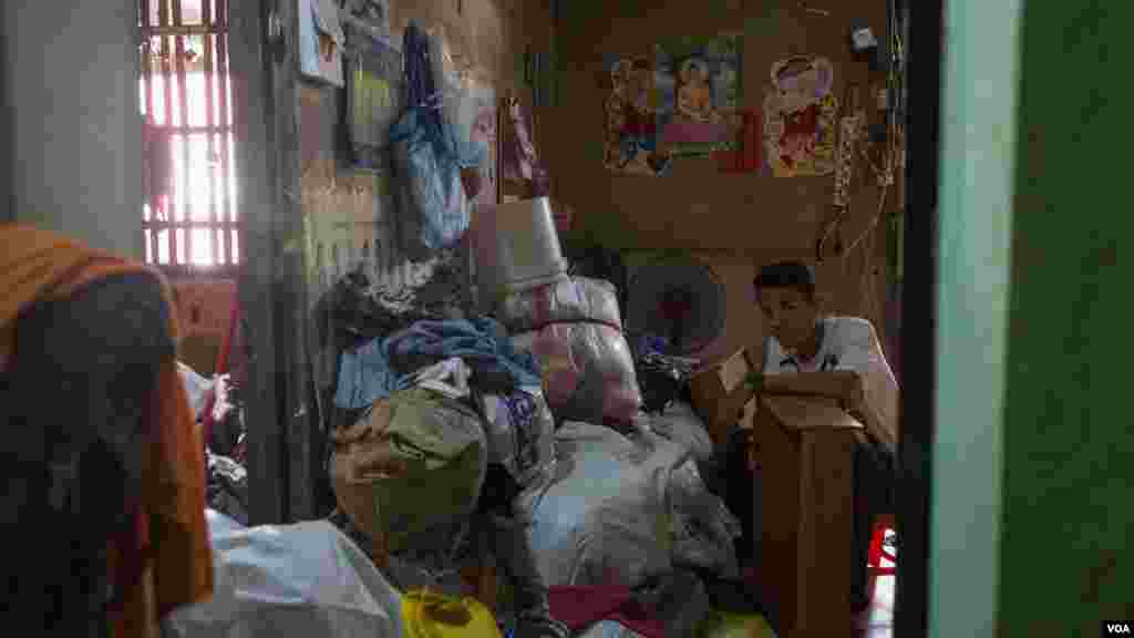 Residents of Phnom Penh&#39;s White Building move out June 6, 2017 after negotiations finished. The White Building is authorized to a Japanese development project for redevelopment. (Khan Sokummono/VOA Khmer)