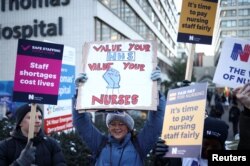 Aksi mogok perawat NHS karena perselisihan dengan pemerintah mengenai gaji, di luar Rumah Sakit St Thomas di London, Inggris, 15 Desember 2022. (REUTERS/Henry Nicholls)