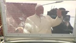 Le Pape François traverse les rues de Vilnius en Papemobile (vidéo)