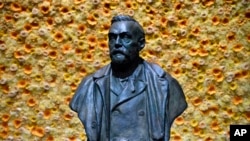 ARCHIVO - En esta fotografía del 10 de diciembre de 2018 se muestra el busto del fundador de los Premios Nobel, Alfred Nobel, durante la ceremonia de la entrega de los galardones en Estocolmo. (Henrik Montgomery/Pool Photo vía AP, Archivo).