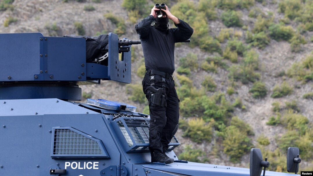 ARHIVA - Pripadnik kosovske policije osmatra sa oklopnog vozila, dok traje protest Srba protiv zabrane ulaska vozia sa srpskim registarsim tablicama na Kosovo, na prelazu Jarinje, 21. septembra 2021.