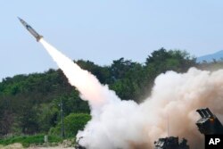 Sebuah rudal ditembakkan selama pelatihan bersama antara AS dan Korea Selatan di sebuah lokasi yang dirahasiakan di Korea Selatan, pada 25 Mei 2022 (Foto: via AP)