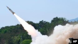 Na ovoj fotografiji koju je dostavilo Ministarstvo odbrane Južne Koreje, raketa je ispaljena tokom zajedničke obuke između SAD-a i Južne Koreje na neotkrivenoj lokaciji u Južnoj Koreji, 25. maja 2022.