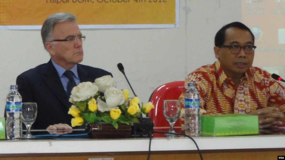 Dubes Kanada untuk ASEAN MacKenzie Clugston (kiri) dan I Gusti Agung Wesaka Puja dari Kementerian Luar Negeri Indonesia. (VOA/N. Sucahyo) 