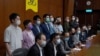 Sejumlah anggota parlemen Hong Kong mengancam akan mengundurkan diri secara massal pada konferensi pers hari Senin (9/11). 