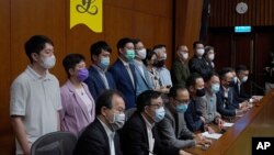 Sejumlah anggota parlemen Hong Kong mengancam akan mengundurkan diri secara massal pada konferensi pers hari Senin (9/11). 