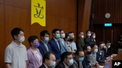 Legislator pro-demokrasi Hong Kong menghadiri konferensi pers di Dewan Legislatif di Hong Kong, Senin, 9 November 2020. Para anggota parlemen mengatakan mereka akan mengundurkan diri secara massal jika Beijing mendiskualifikasi salah satu dari mereka. (Foto: AP)