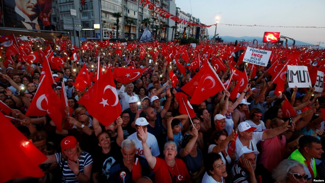 Pendukung kandidat presiden, Muharrem Ince, oposisi utama Partai Rakyat Republik , melambaikan bendera dalam pawai umum pemilu di Izmir, Turki, 21 Juni 2018.