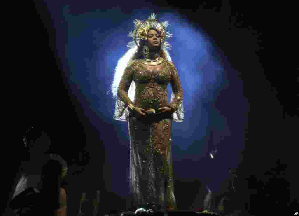 Beyonce yang sedang hamil anak kembar tampil dalam Grammy Awards ke-59 di Los Angeles (12/2). (Matt Sayles/Invision/AP)