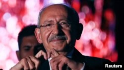 Kemal Kilicdaroglu, calon presiden Turki dari aliansi oposisi utama, menjelang pemilihan presiden dan parlemen 14 Mei, di Ankara, Turki, 12 Mei 2023. (Foto: REUTERS/Yves Herman)