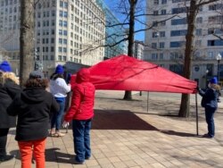 Miembros de la asociación TPS National Alliance levantan una carpa donde dormirán los beneficiarios del TPS y familiares que comenzaron una huelga de hambre el viernes