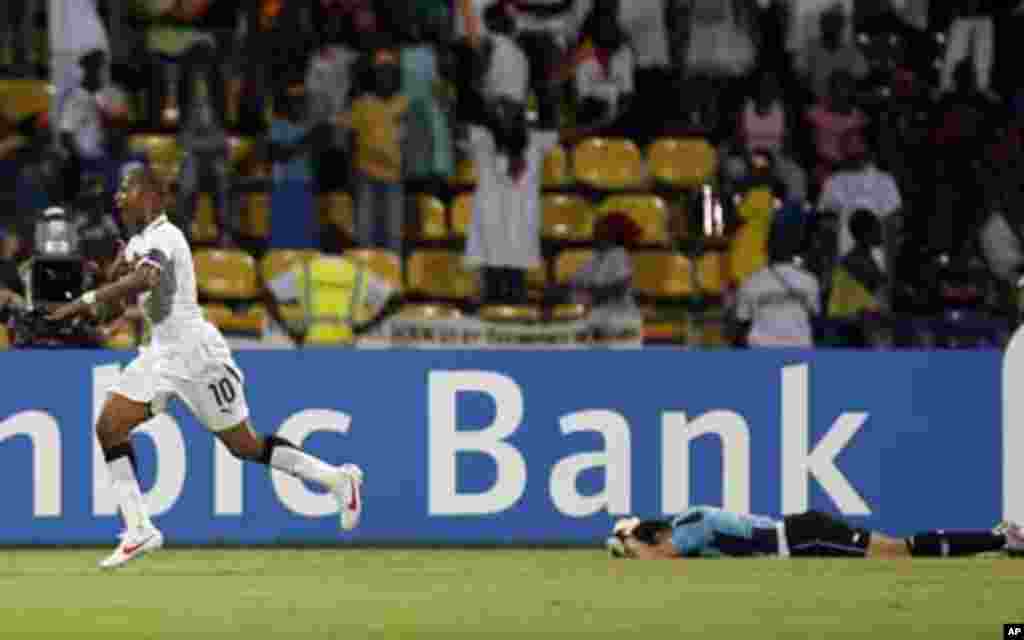 Ghana's Andre Ayew (L) celebrates his goal as Tunisia goalkeeper Aymen Mathlouthi reacts during their African Nations Cup quarter-final soccer match at Franceville stadium February 5, 2012.