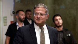 Menteri Keamanan Nasional Israel Itamar Ben-Gvir tiba di kantor perdana menteri di Yerusalem untuk menghadiri rapat kabinet pada 27 Agustus 2023. (Foto: Menahem Kahana/Pool via AP)