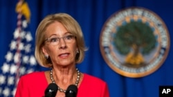 Minis Betsy DeVos pandan yon pwendprès La Mezon Blanch te òganize nan Depatman Edikasyon an, nan Washington, D.C., mèkredi 8 jiyè 2020 an. 