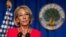 អ្នកស្រី Betsy DeVos រដ្ឋមន្ត្រី​ក្រសួង​អប់រំ ថ្លែងក្នុង​សន្និសីទ​សារព័ត៌មាន​មួយ​នៅ​ក្រសួង​អប់រំ​ កាល​ពី​ថ្ងៃ​ទី​៨ ខែកក្កដា ឆ្នាំ​២០២០ ក្នុង​រដ្ឋធានី​វ៉ាស៊ីនតោន។ 